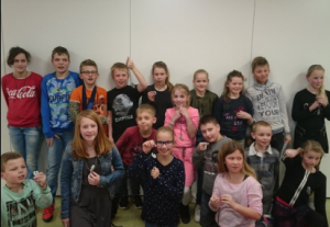 Speksteenketting maken Noachschool Schoonrewoerd
